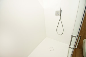 Reforma en Zarautz: detalle de la ducha con la esquina sin juntas