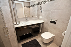Reforma de baños en zarautz: mueble de baño, ducha y mampara